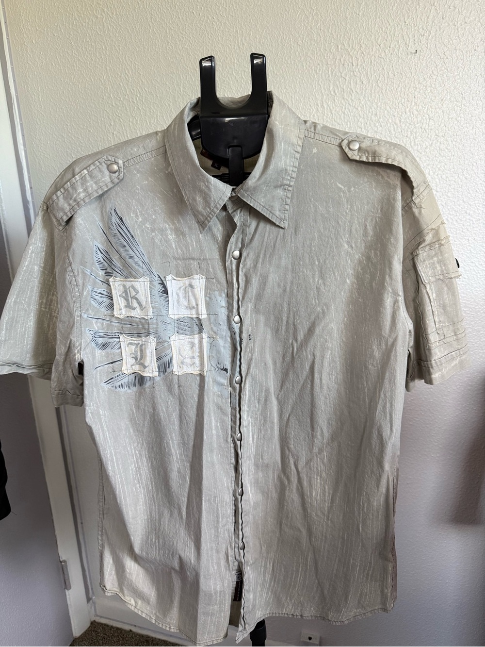 Roar Men's Short Sleeve Button-Down Shirt in Light Gray with Feather Graphic